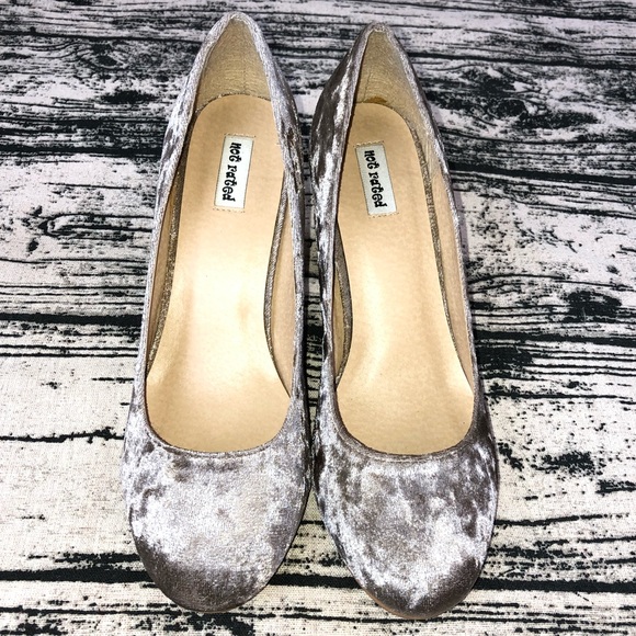 "Not Rated" Beige Velvet Heels with Goldtone Accents, 9.5 - Picture 4 of 8